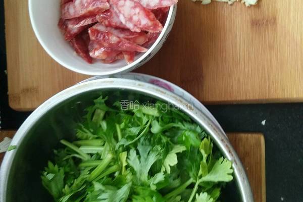 芹菜炒腊肠的做法图解2