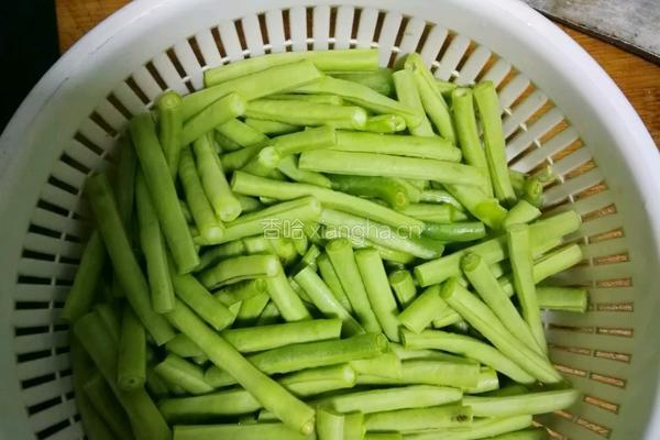豆角闷茄子的做法图解2