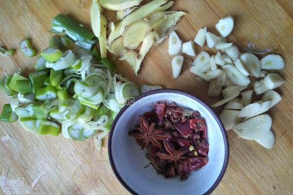 小鸡炖蘑菇粉条的做法图解2