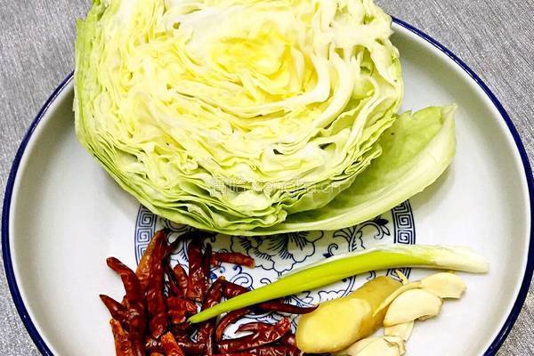 鲁菜大师蒋家常菜香辣圆白菜的做法图解1