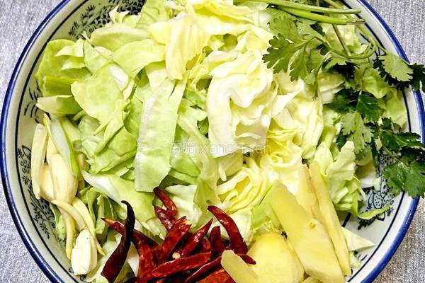 鲁菜大师蒋家常菜香辣圆白菜的做法图解2
