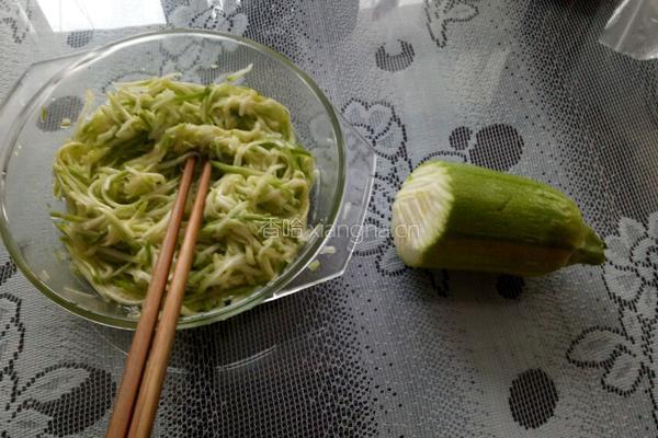 西葫瓜蛋饼的做法图解1