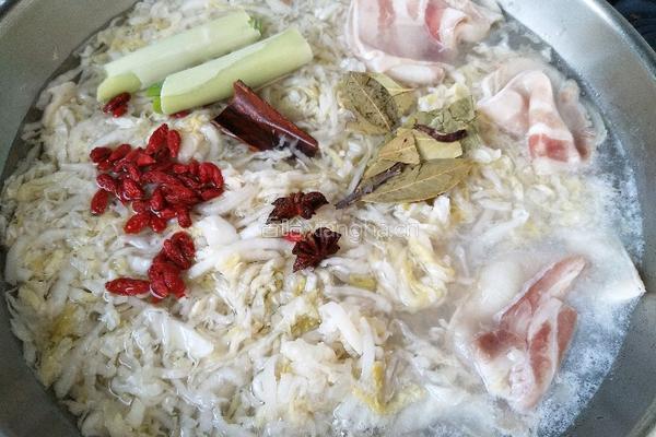 东北酸菜顿五花肉的做法图解4