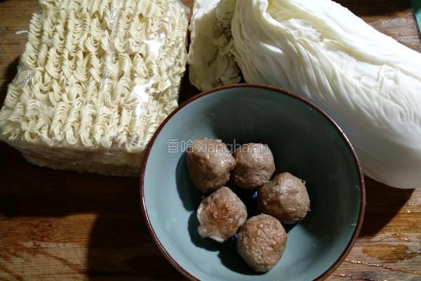 牛筋丸黑椒汁炒面的做法图解1