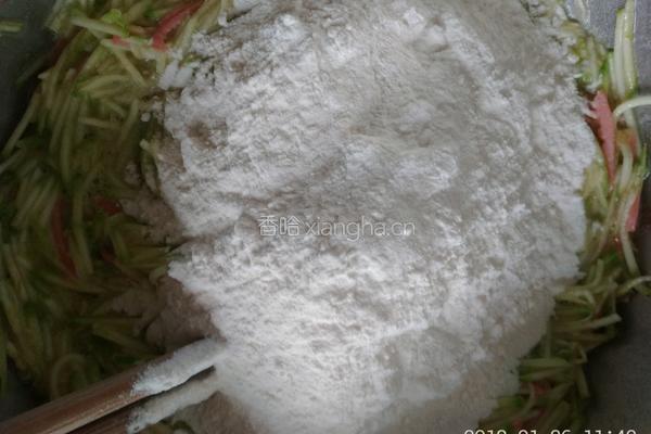西葫芦火腿饼子外酥里嫩宝宝超爱吃的的做法图解5