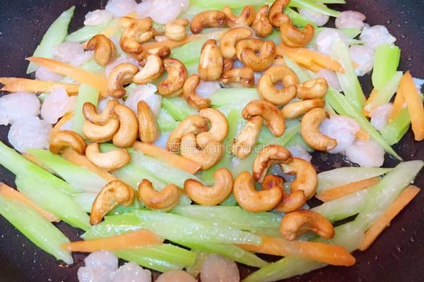 西芹虾仁炒腰果的做法图解11