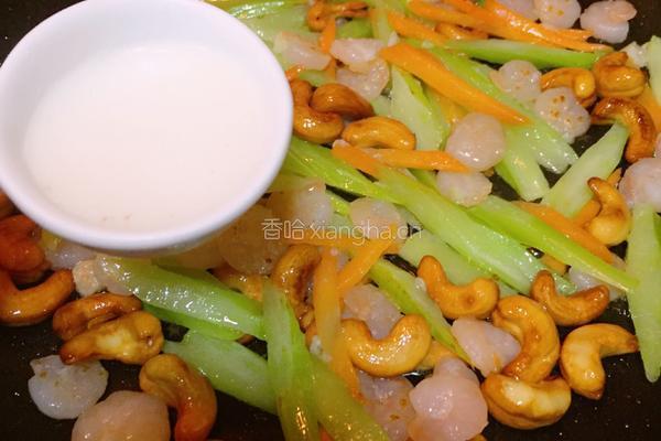 西芹虾仁炒腰果的做法图解12