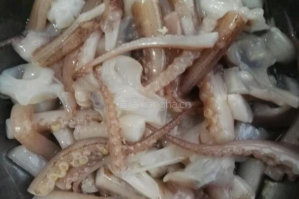 青椒炒鱿鱼的做法图解1