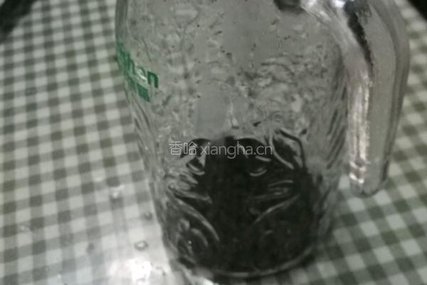 自制回神奶茶的做法图解1