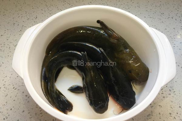 酱烧黄颡鱼的做法图解1