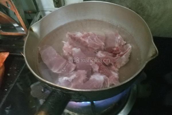 瑶柱白萝卜排骨汤的做法图解3
