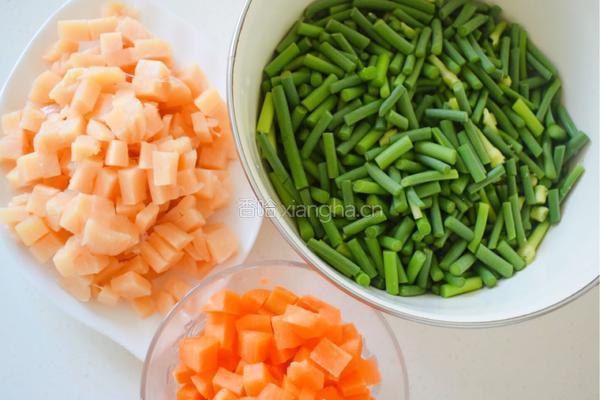 蒜薹炒鸡肉的做法图解1