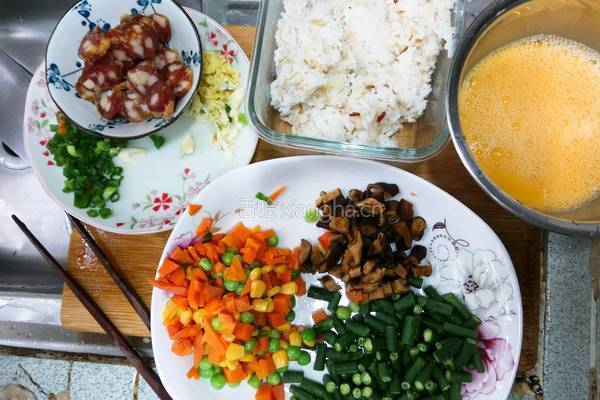 鹏鹏炒飯的做法图解1