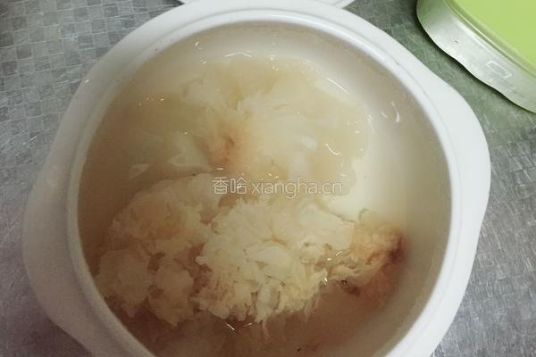 银耳红枣枸杞汤的做法图解1