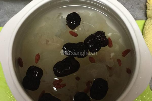 银耳红枣枸杞汤的做法图解3