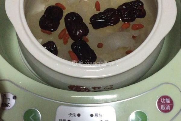 银耳红枣枸杞汤的做法图解4