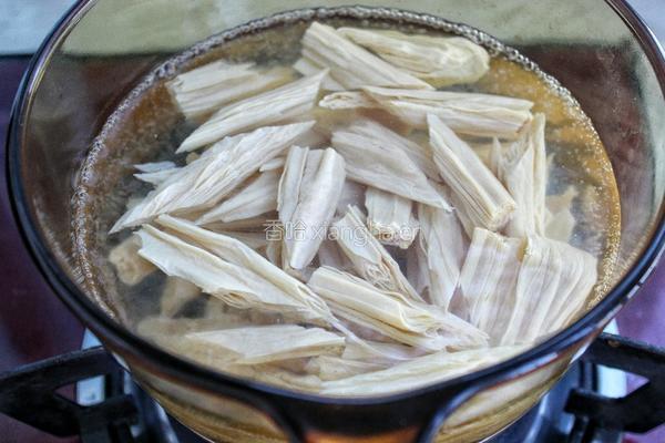 黄瓜拌腐竹花生米的做法图解3