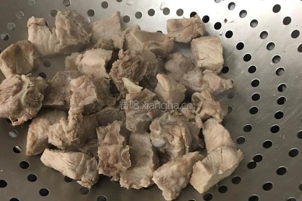 板栗烧排骨的做法图解1