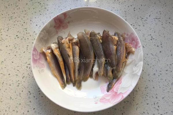 炸小黄花鱼的做法图解2