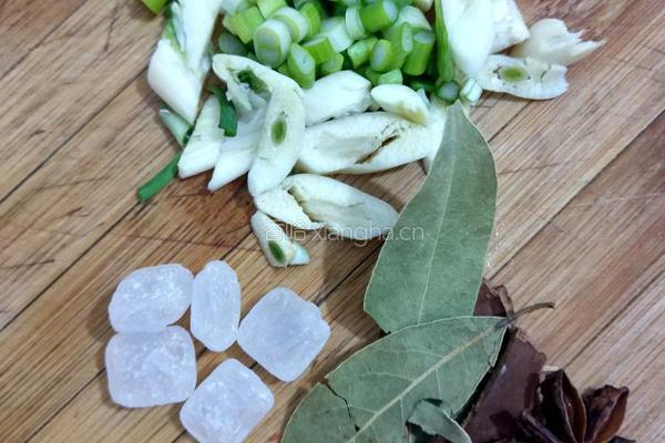 土豆红烧肉的做法图解1