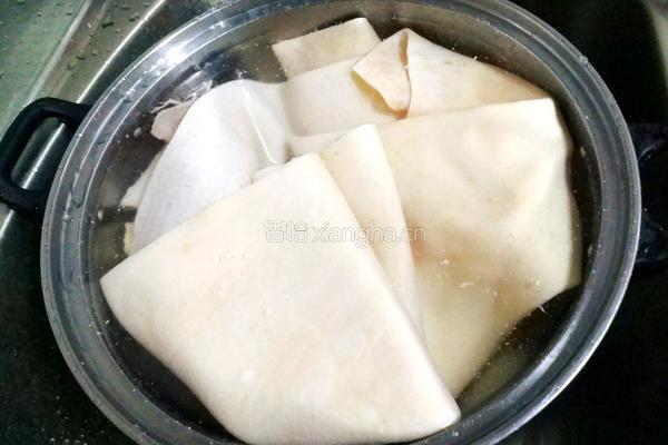 肉皮冻的做法图解1