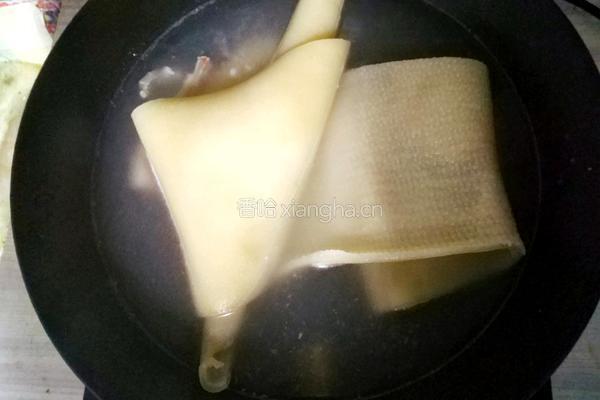 肉皮冻的做法图解2