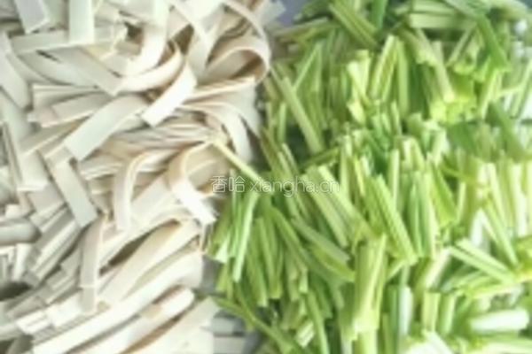 蒜苗干豆腐的做法图解2