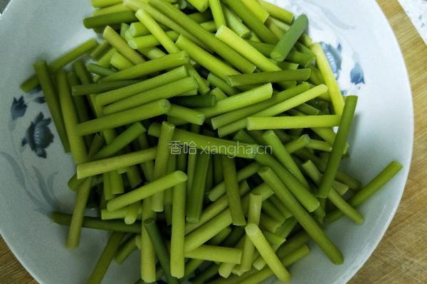 鸡蛋蒜薹炒肉的做法图解3