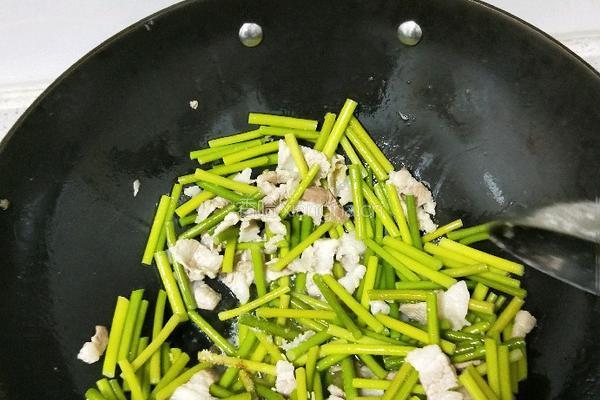 鸡蛋蒜薹炒肉的做法图解7