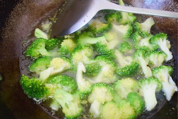 蒜炒西兰花的做法图解3