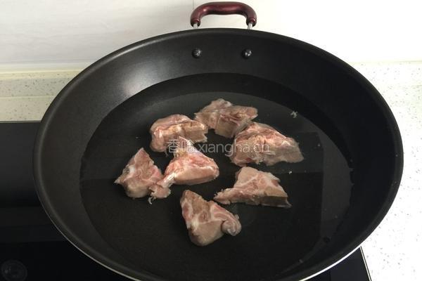 脊骨玉米胡萝卜汤的做法图解2