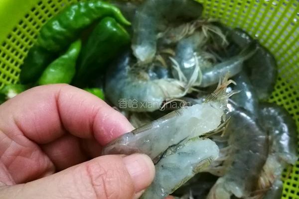 葱爆虾的做法图解1