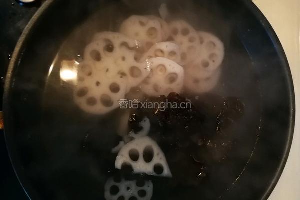 木耳藕片拌杂蔬的做法图解3
