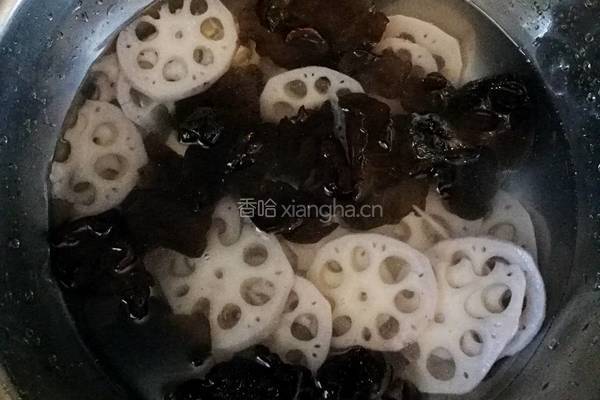 木耳藕片拌杂蔬的做法图解4