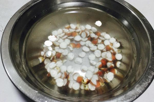 花胶瘦肉芡实桂圆汤的做法图解3
