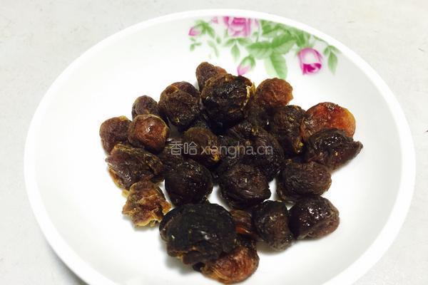 花胶瘦肉芡实桂圆汤的做法图解4