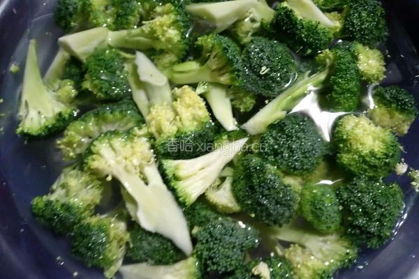 西兰花炒肉的做法图解1