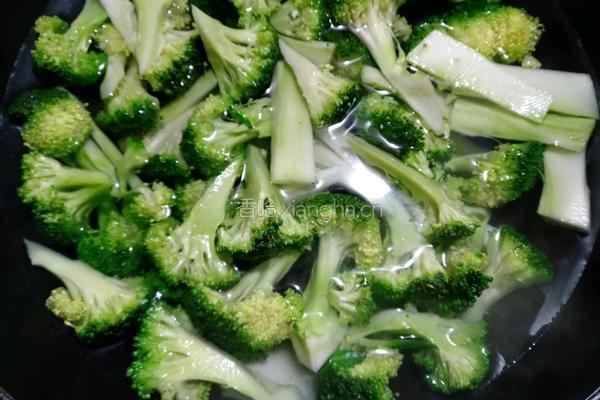 西兰花炒肉的做法图解3