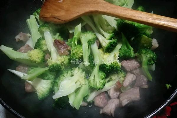 西兰花炒肉的做法图解7