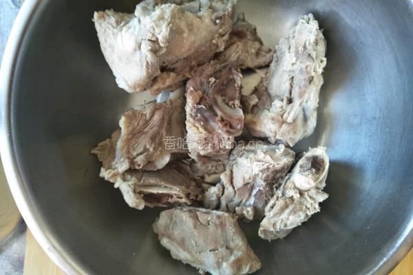 酸菜大骨头的做法图解4