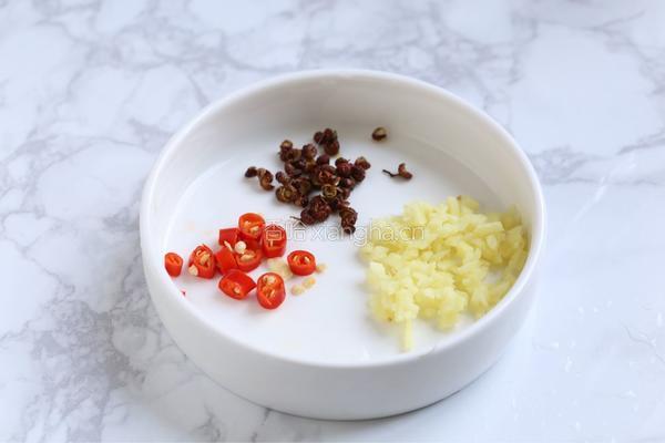 腰果仁炝芹菜的做法图解3