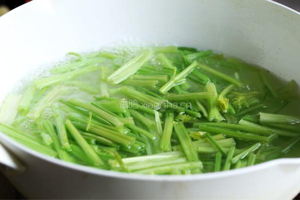 腰果仁炝芹菜的做法图解4
