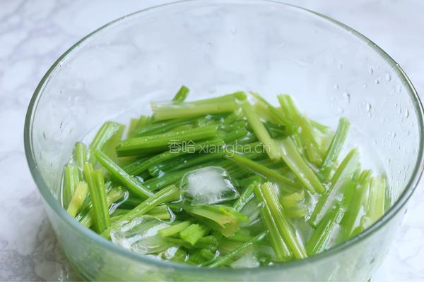 腰果仁炝芹菜的做法图解5
