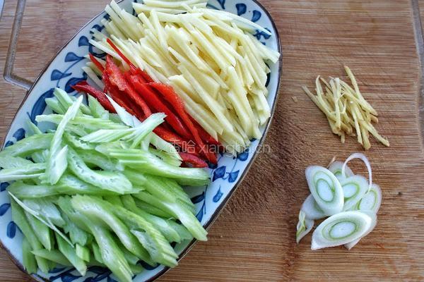 西芹瘦肉炒土豆的做法图解4