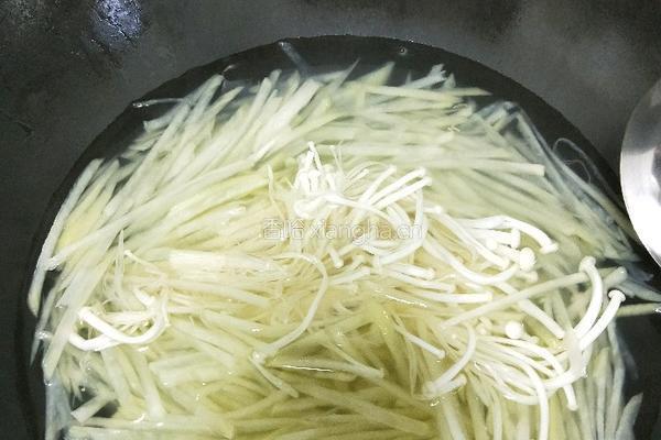 金针菇土豆泥的做法图解2