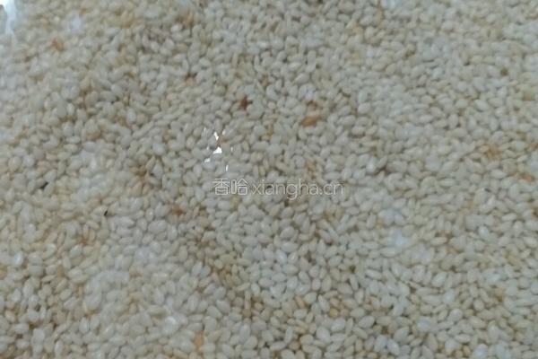 花生葡萄干牛轧糖的做法图解3