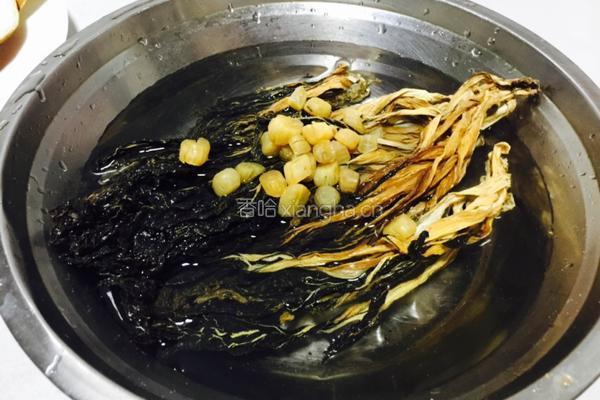 松茸菌瑶柱菜干猪骨汤的做法图解3
