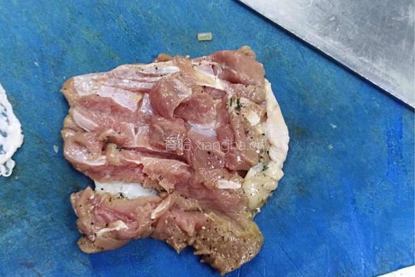红酒洋葱脆鸡卷的做法图解1