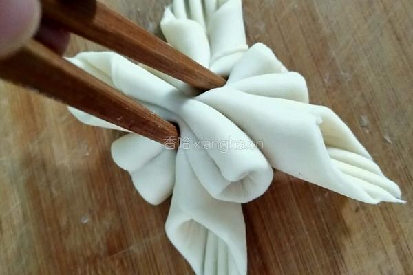 枣花馍（造型步骤）的做法图解5