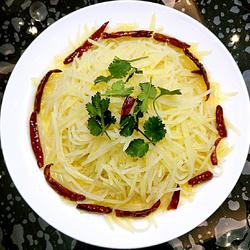 鲁菜大师蒋家常菜凉拌香辣土豆丝的做法[图]